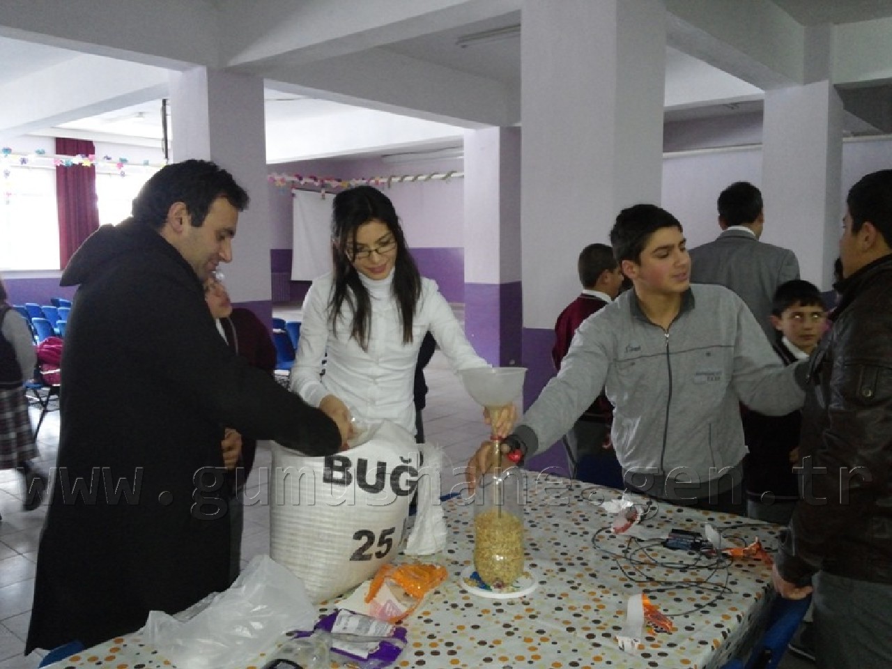 Minik Eller Kuşlar İçin 40 Yemlik Yaptı 4