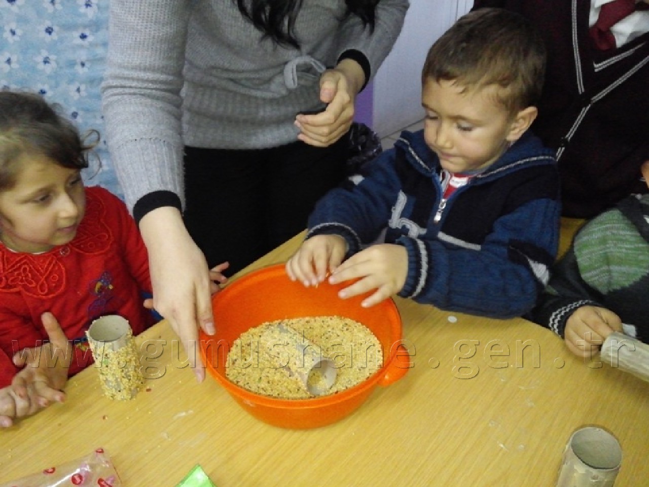 Minik Eller Kuşlar İçin 40 Yemlik Yaptı 5