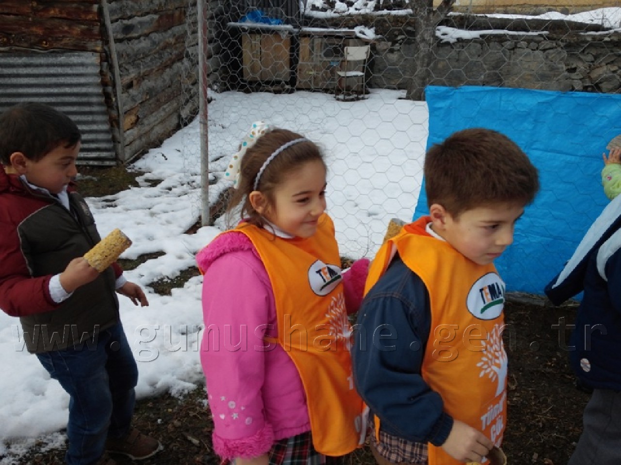 Minik Eller Kuşlar İçin 40 Yemlik Yaptı 8