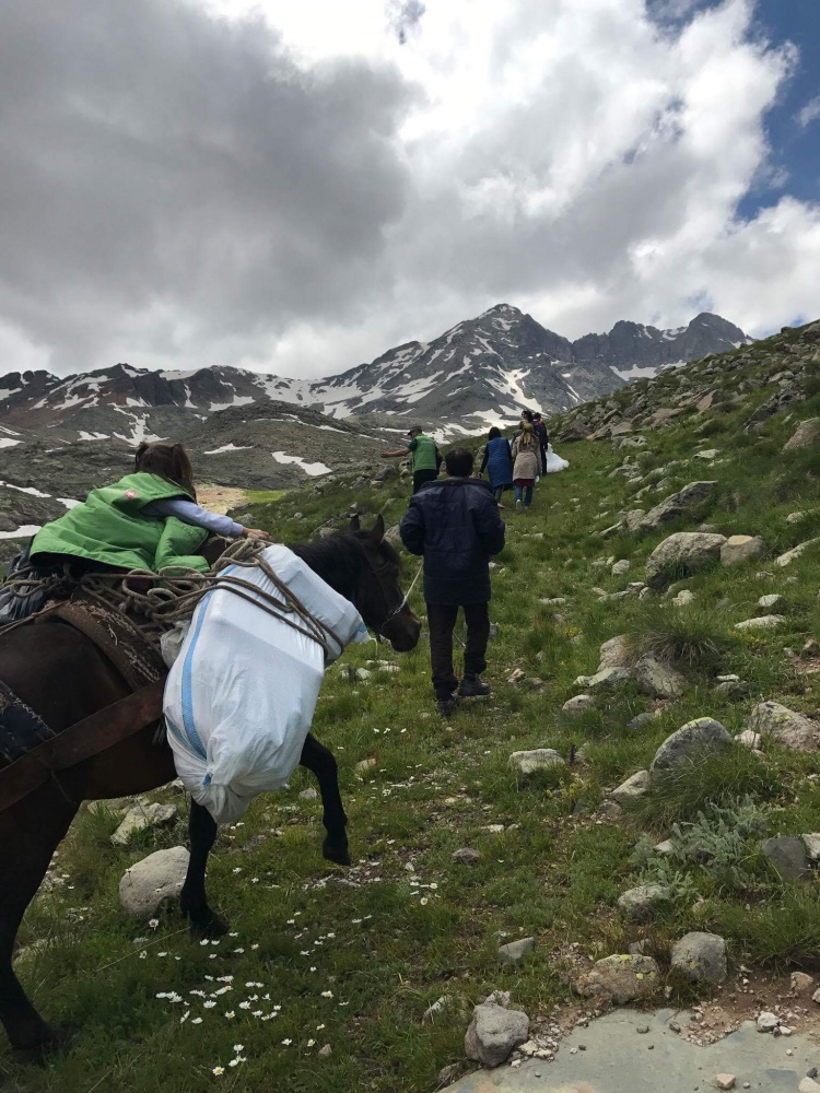 2 bin 500 metre rakımda düğün fotoğrafı çekilerek tarihe geçtiler 12