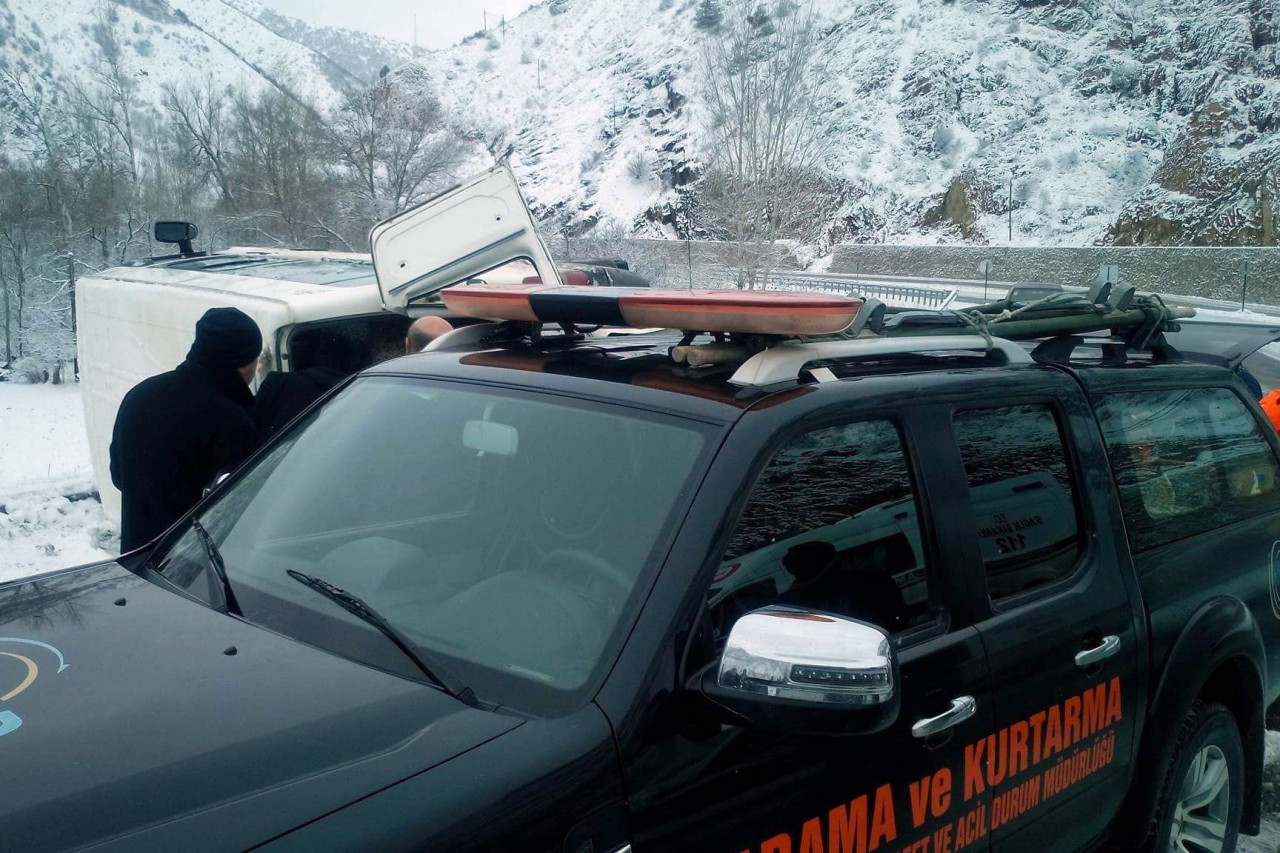 Öğretmenleri taşıyan minibüs yan yattı: 11 yaralı 3