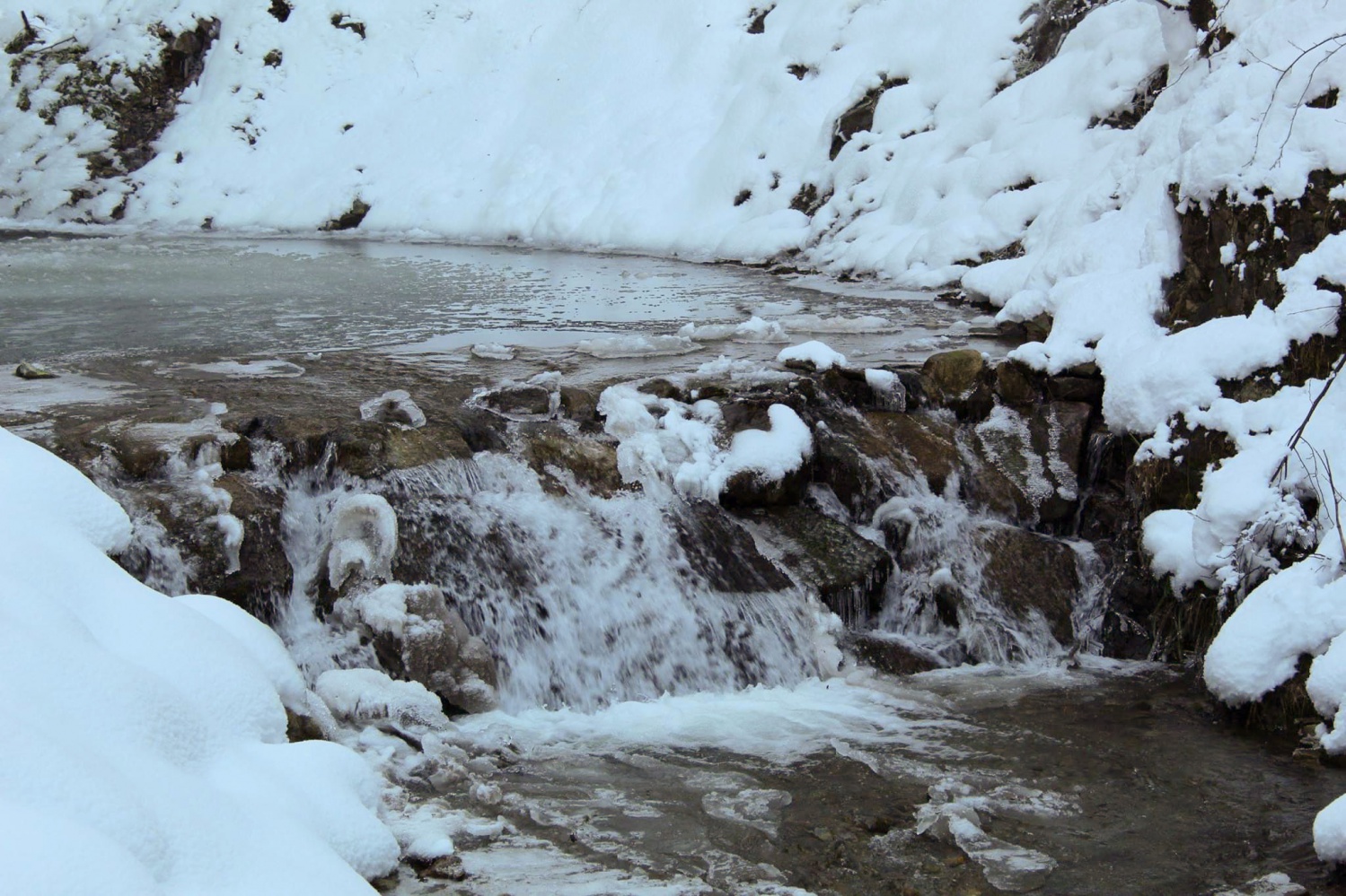 Çağlayandibi Şelalesi buz tuttu 14