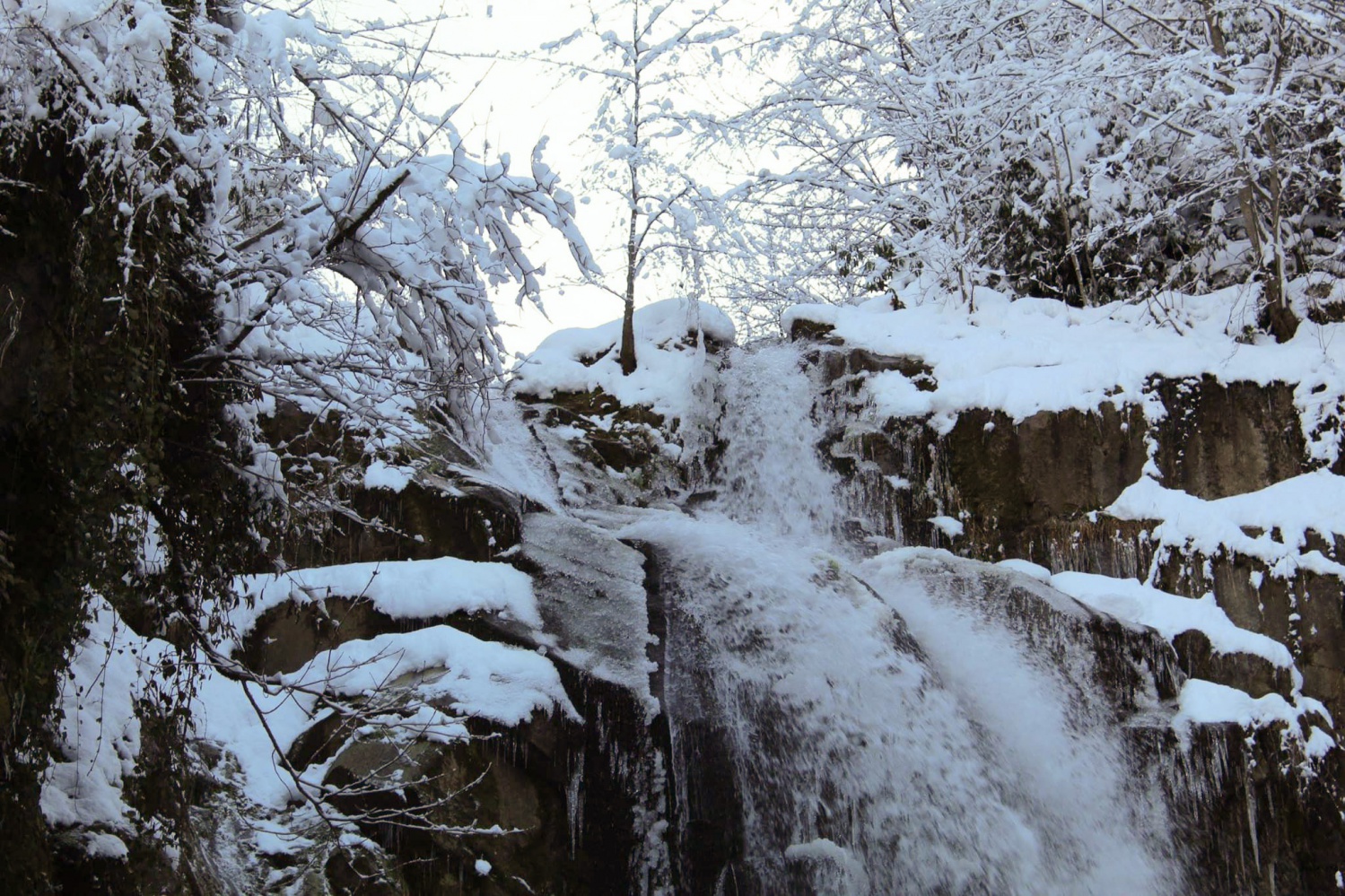 Çağlayandibi Şelalesi buz tuttu 9