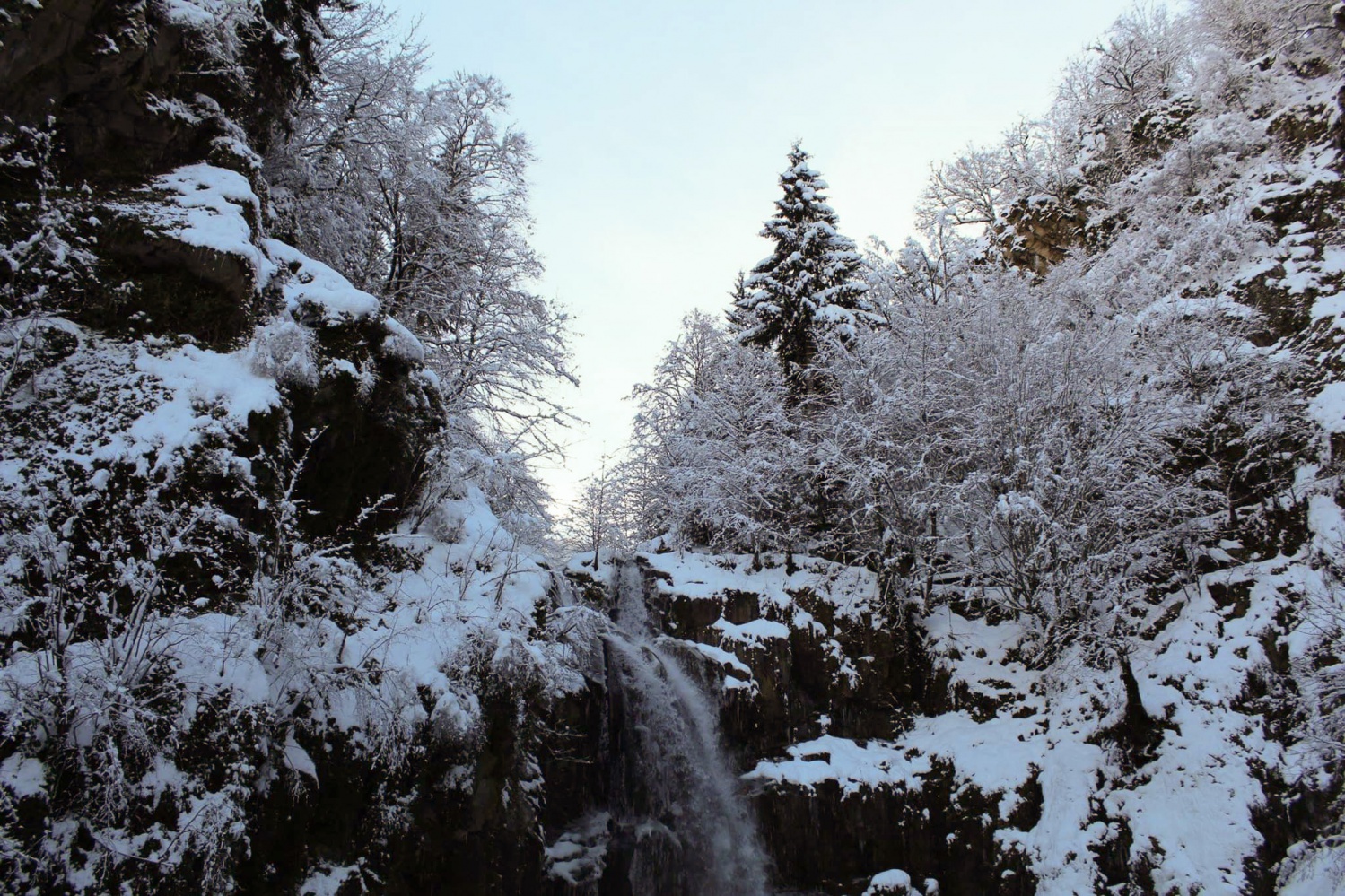 Çağlayandibi Şelalesi buz tuttu 10