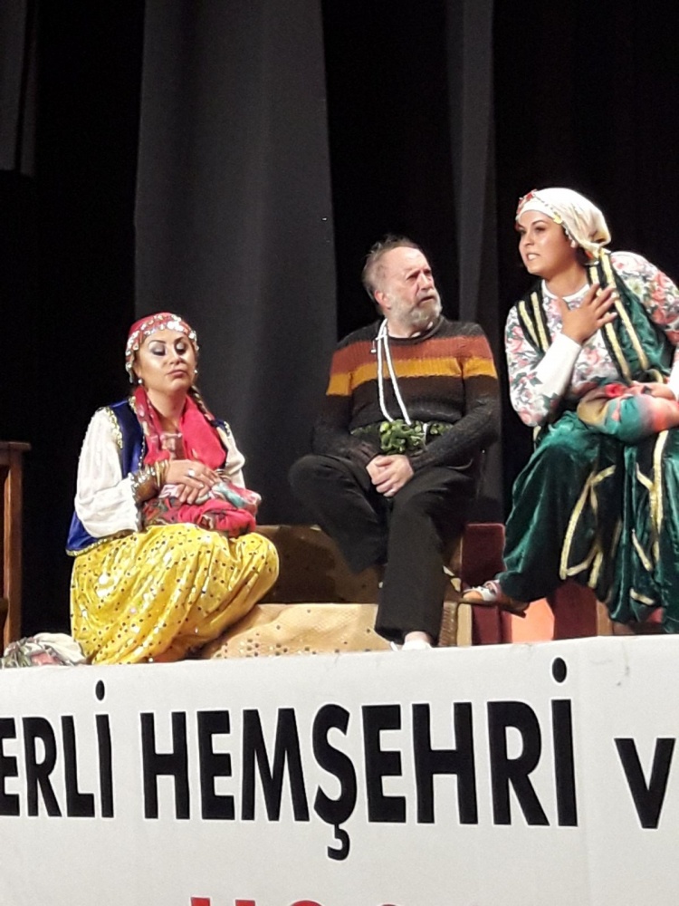 Dernek başkanı muhtar, yardımcısı öğretmen rolünde 4