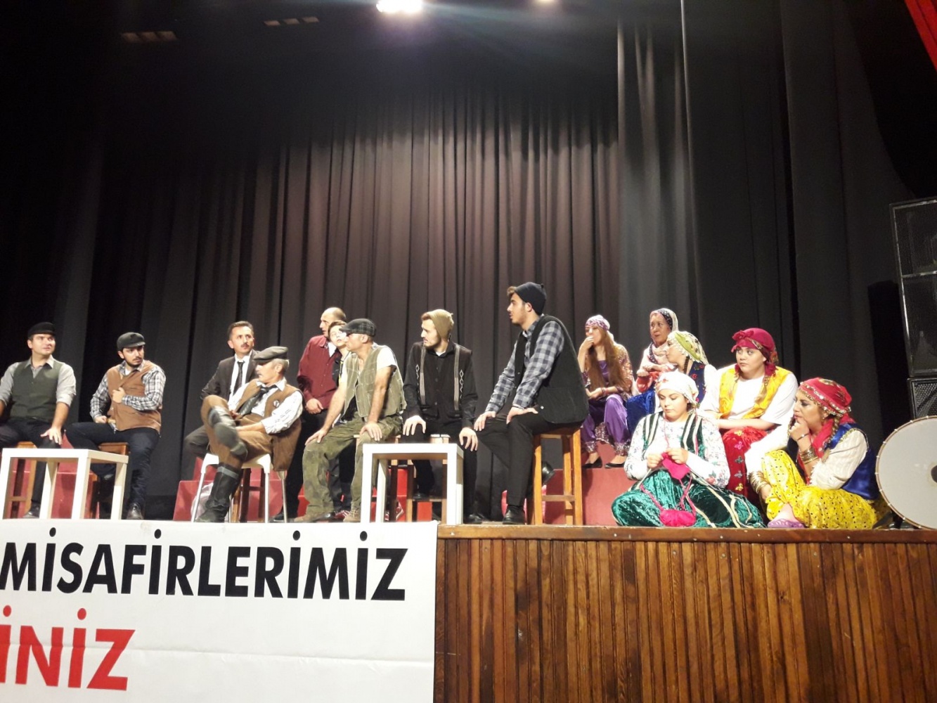 Dernek başkanı muhtar, yardımcısı öğretmen rolünde 7