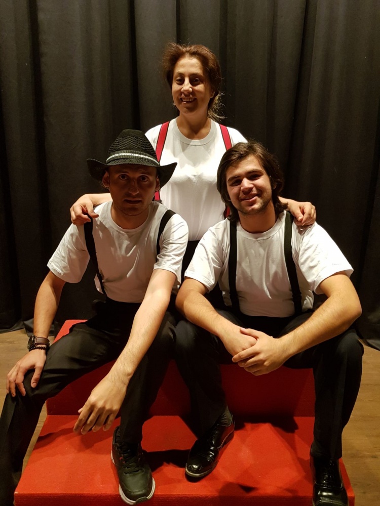 Dernek başkanı muhtar, yardımcısı öğretmen rolünde 1