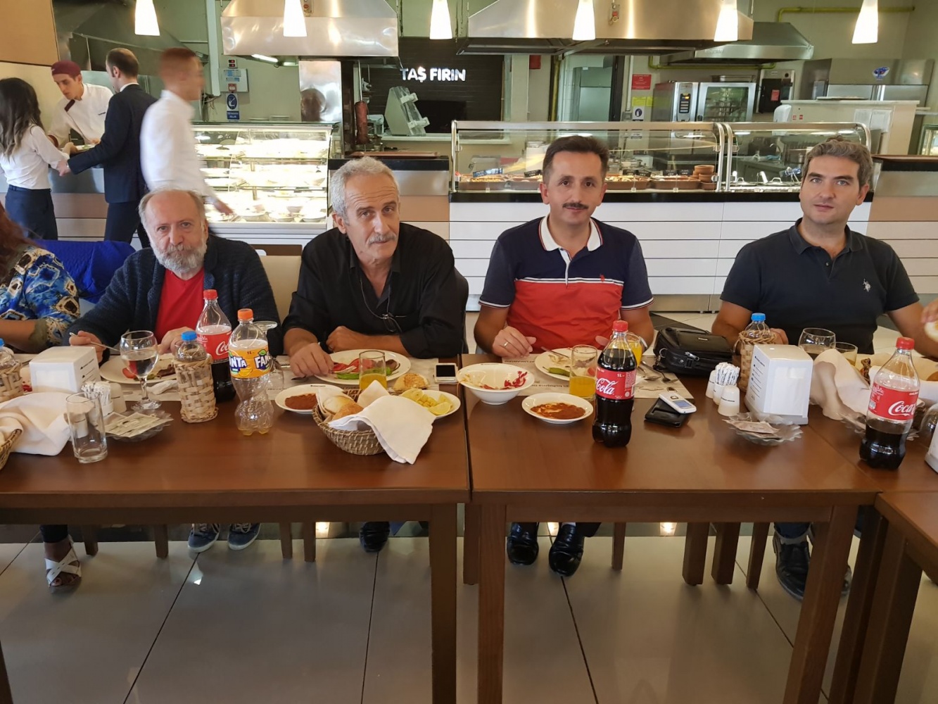 Dernek başkanı muhtar, yardımcısı öğretmen rolünde 6