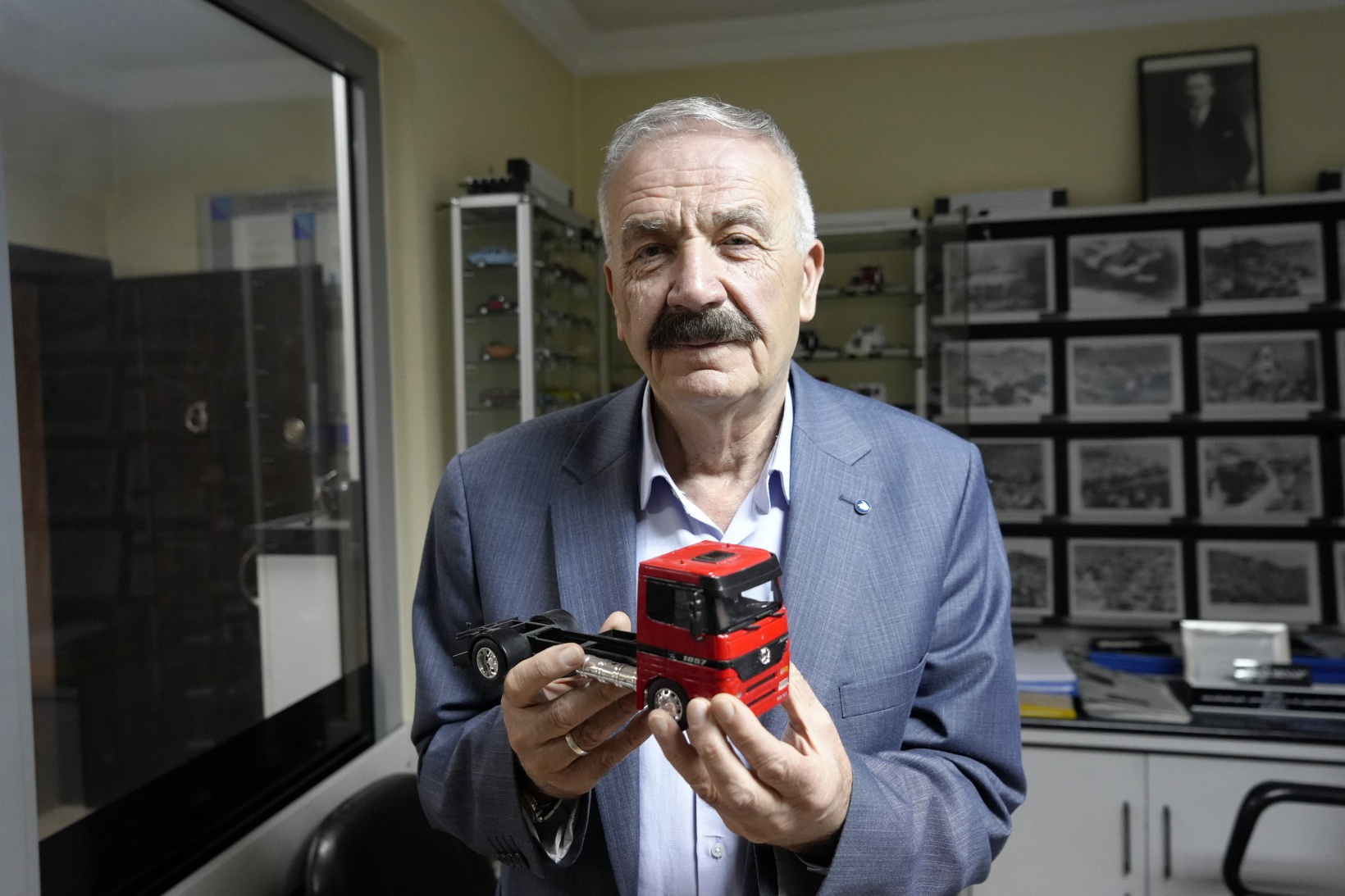 Bir oyuncak kamyonla başladı, yüzlerce araçlık koleksiyon yaptı 3