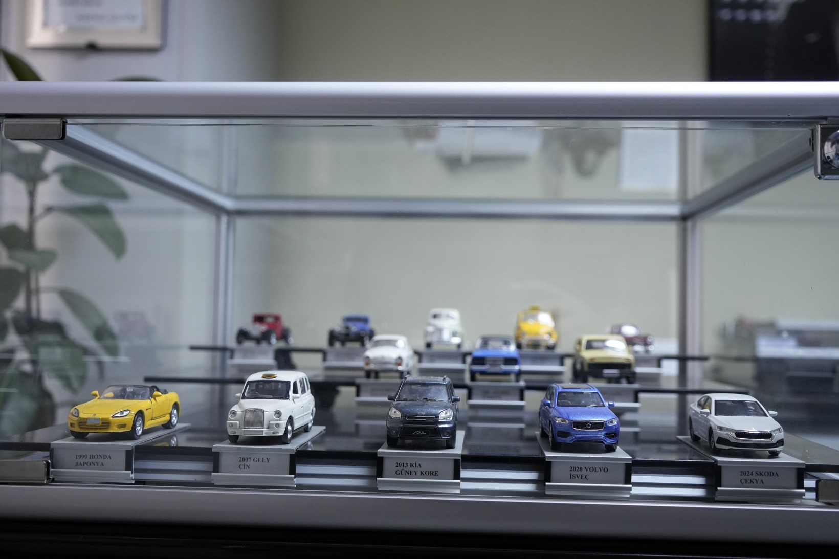 Bir oyuncak kamyonla başladı, yüzlerce araçlık koleksiyon yaptı 1