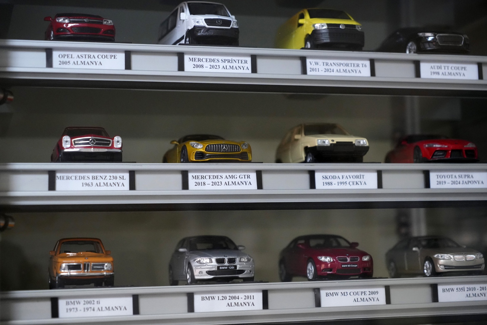 Bir oyuncak kamyonla başladı, yüzlerce araçlık koleksiyon yaptı 5