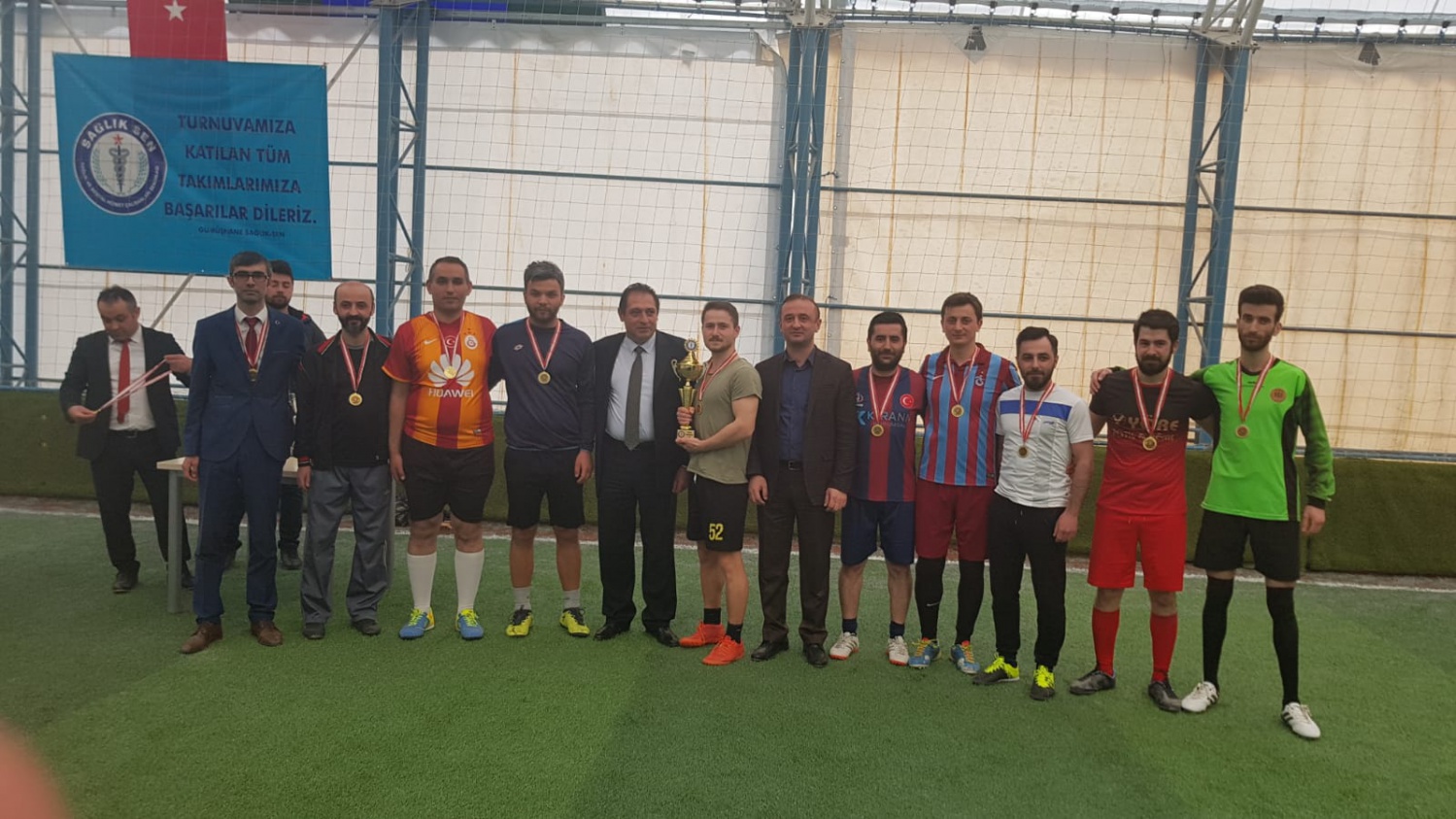 Sağlık camiasının halı saha turnuvasında şampiyon Sağlık Gücü oldu 9