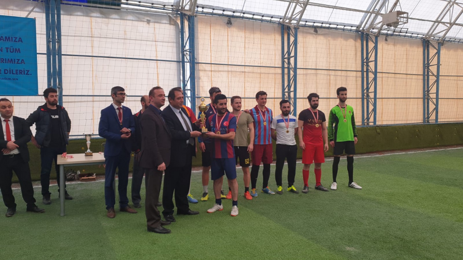 Sağlık camiasının halı saha turnuvasında şampiyon Sağlık Gücü oldu 32