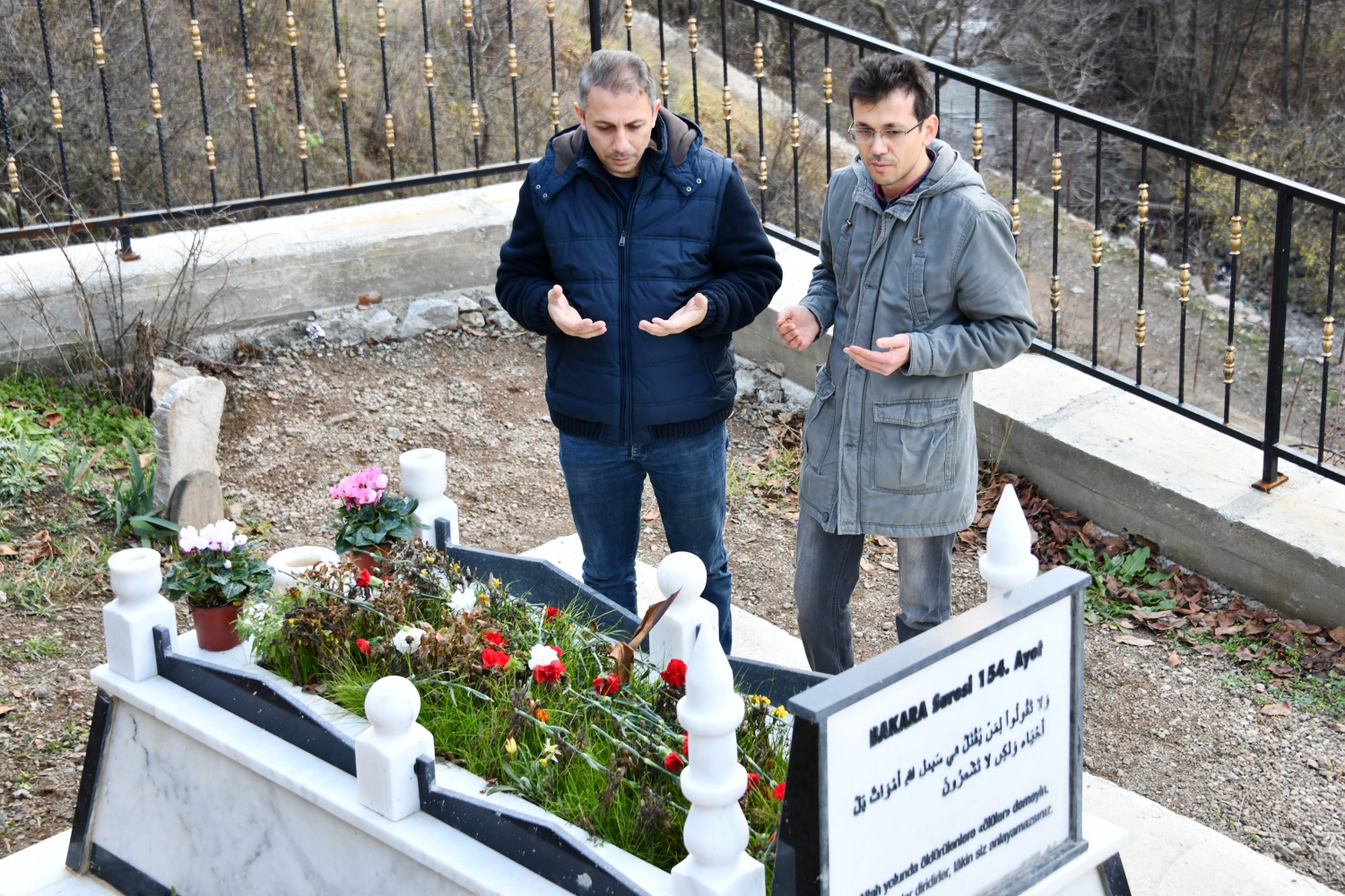 Vali Taşbilek ve eşinden Şehit Öğretmenin ailesi ve kabrine ziyaret 6