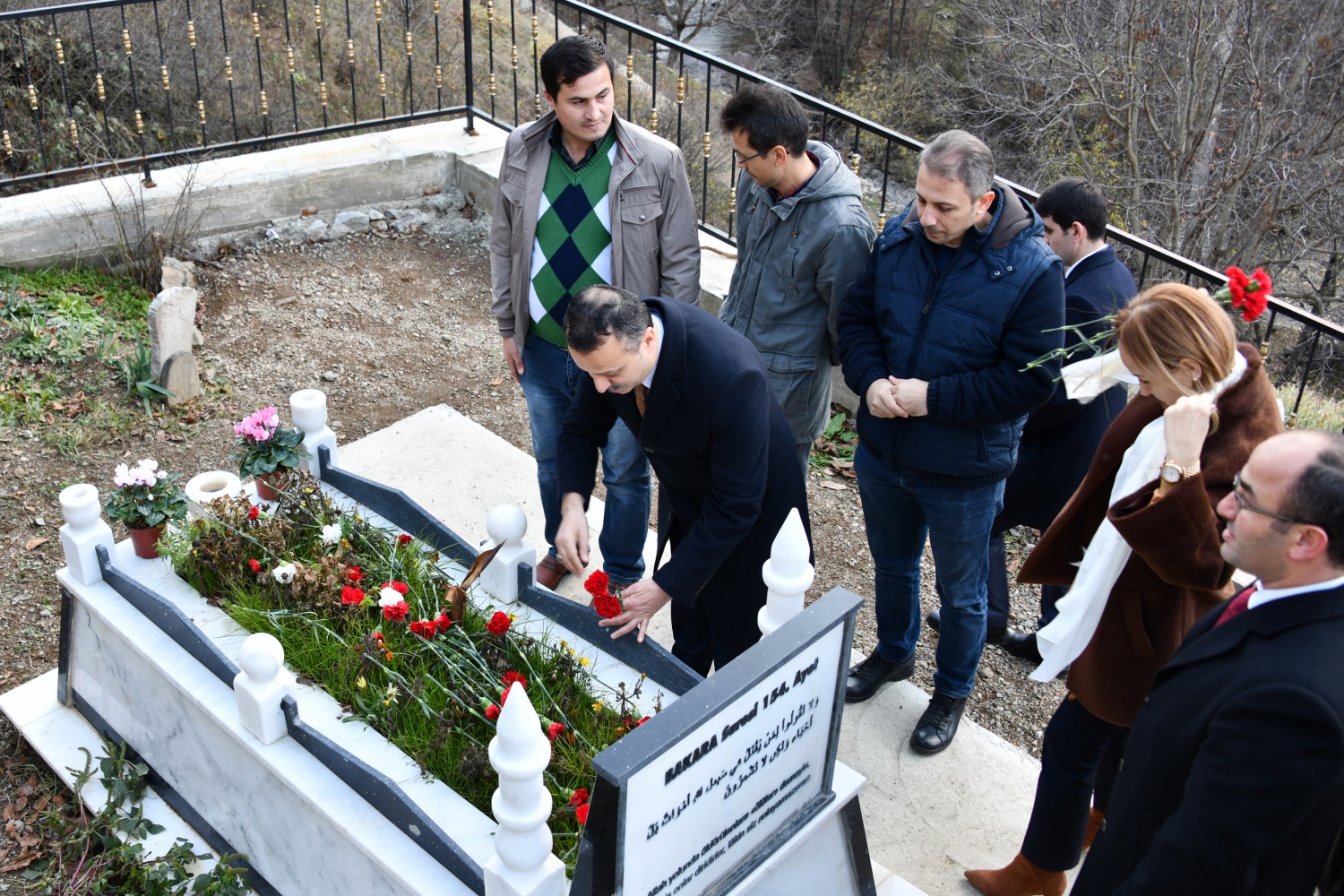Vali Taşbilek ve eşinden Şehit Öğretmenin ailesi ve kabrine ziyaret 7