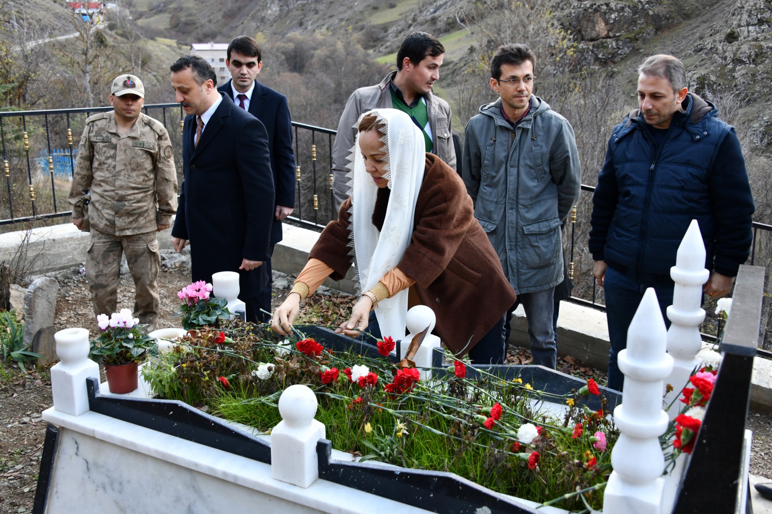 Vali Taşbilek ve eşinden Şehit Öğretmenin ailesi ve kabrine ziyaret 4