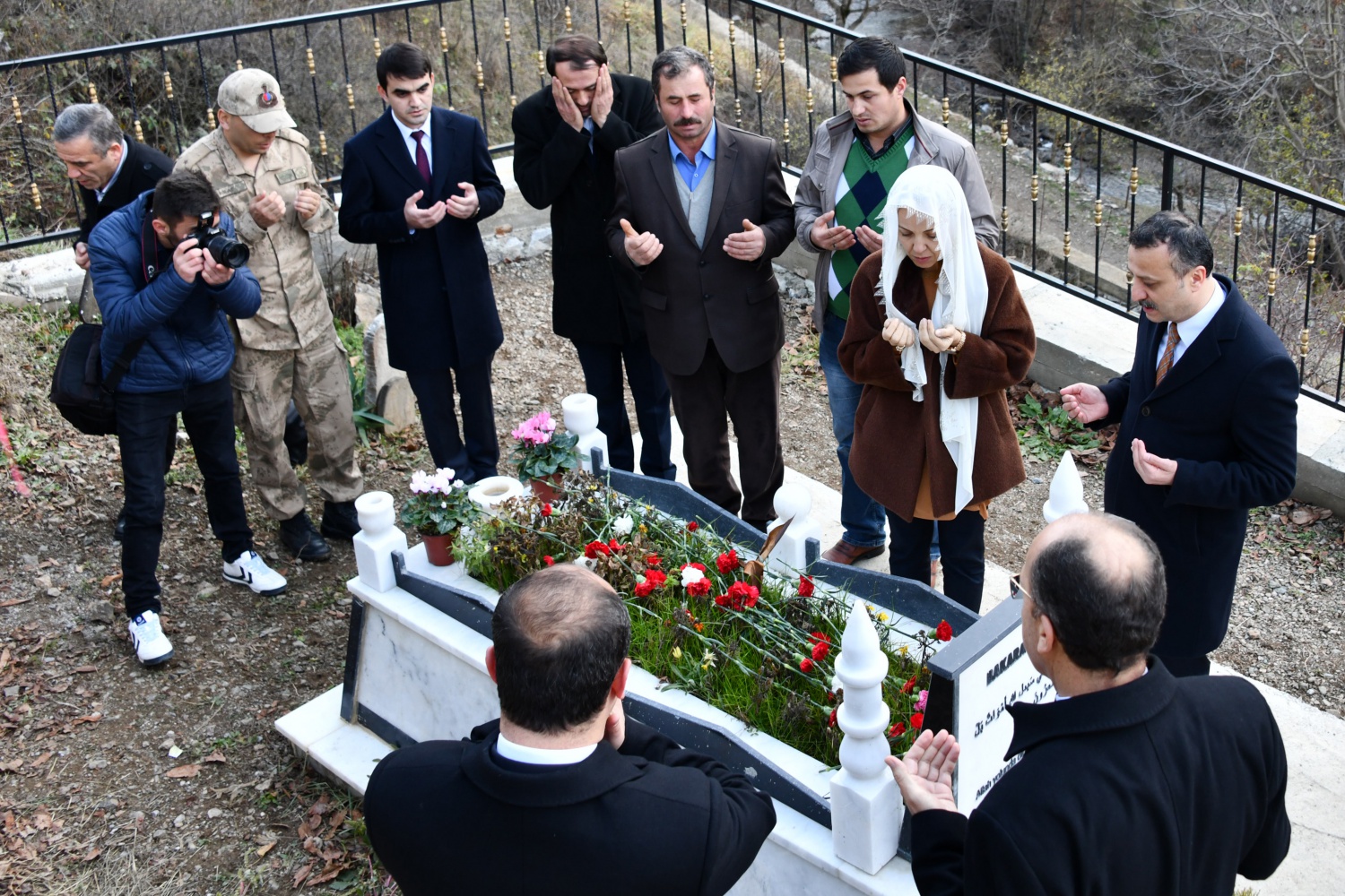 Vali Taşbilek ve eşinden Şehit Öğretmenin ailesi ve kabrine ziyaret 5