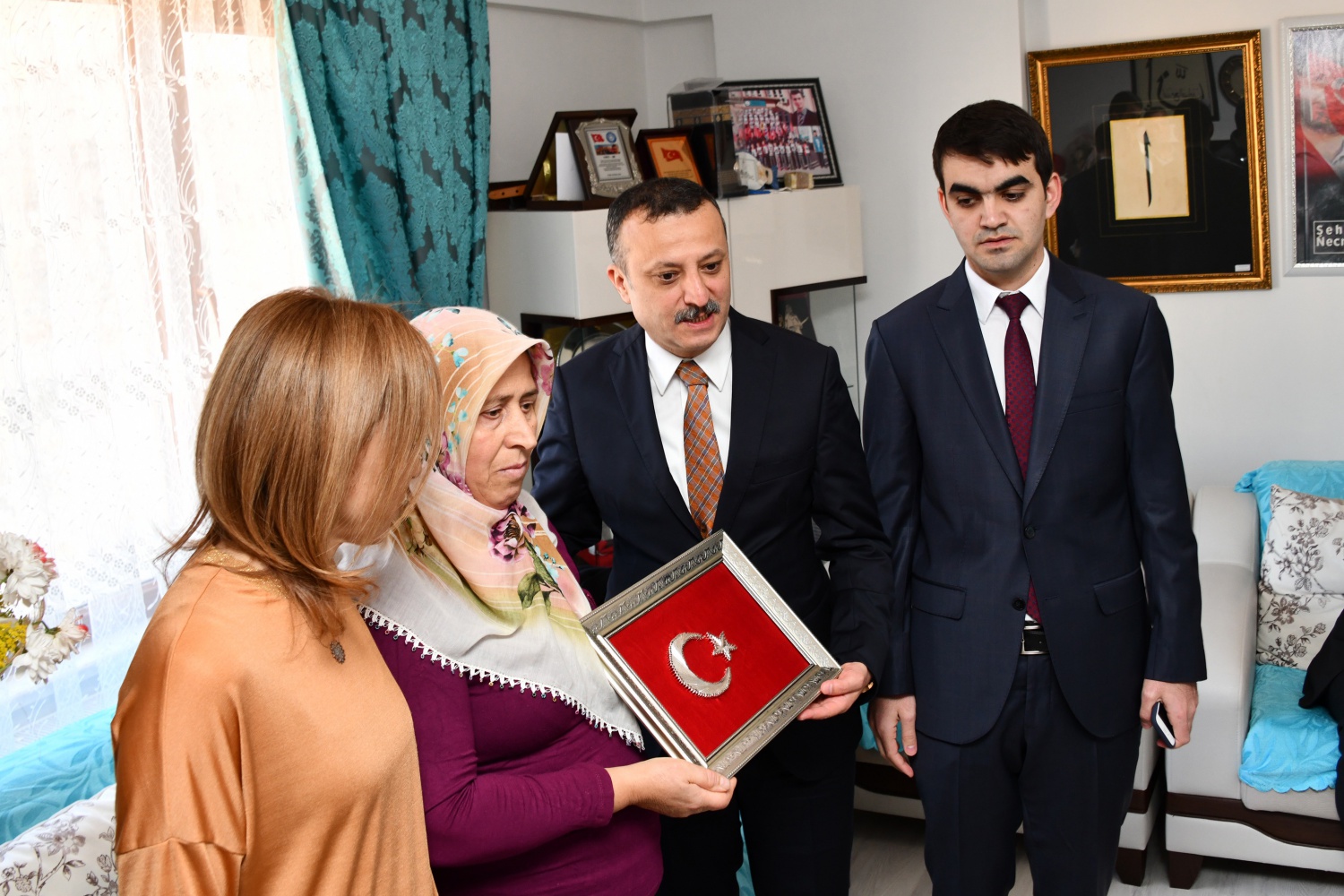 Vali Taşbilek ve eşinden Şehit Öğretmenin ailesi ve kabrine ziyaret 2