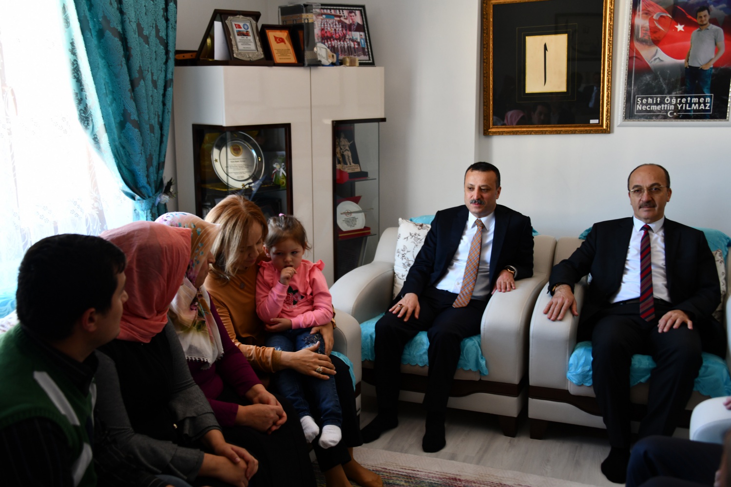 Vali Taşbilek ve eşinden Şehit Öğretmenin ailesi ve kabrine ziyaret 1