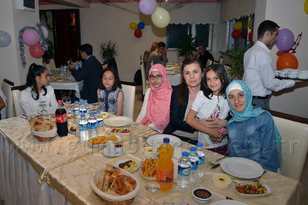 Vali Yavuz Sevgi Evlerinde Kalan Çocuklarla İftar Yaptı 2