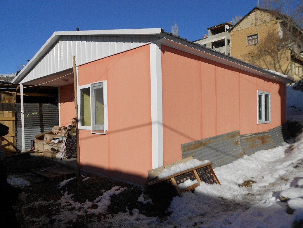 Şiran'da 5 Fakir Aileye Prefabrik Ev Yapıldı 3