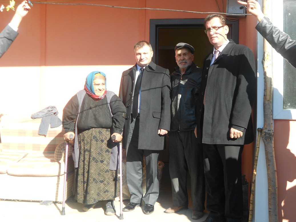 Şiran'da 5 Fakir Aileye Prefabrik Ev Yapıldı 4