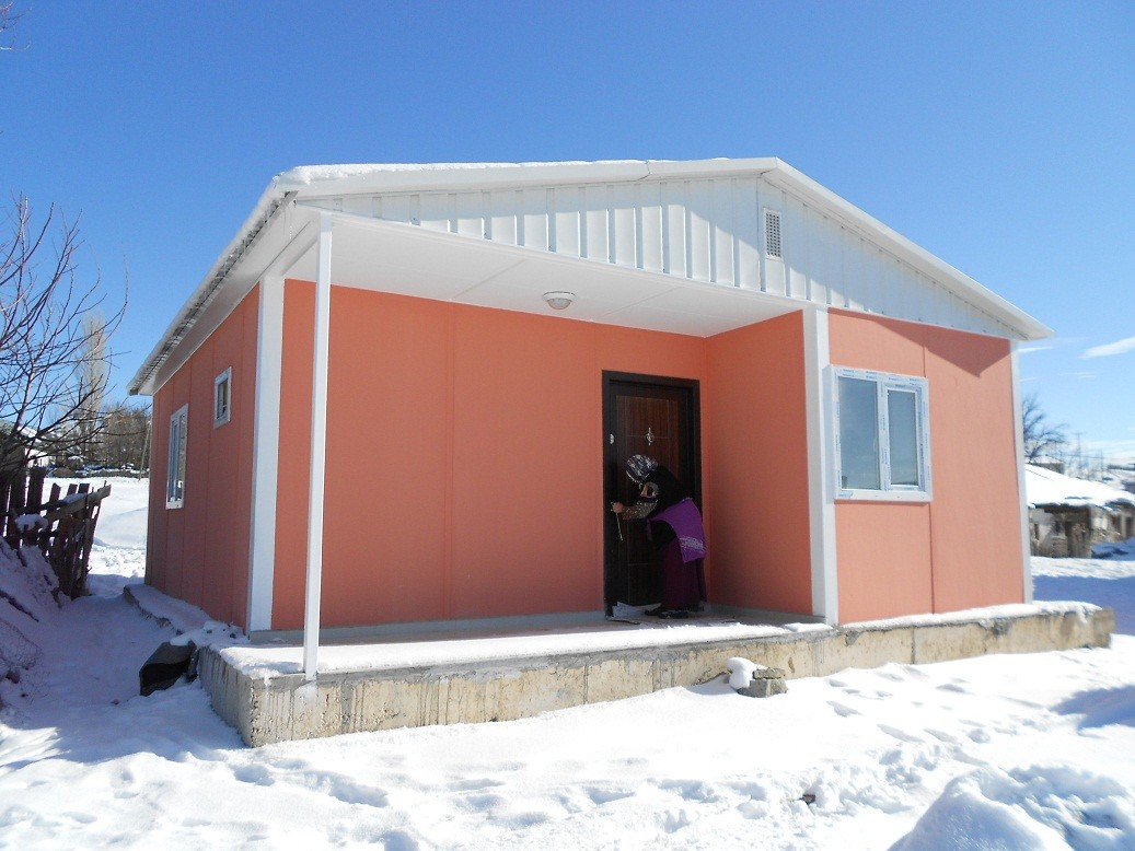 Şiran'da 5 Fakir Aileye Prefabrik Ev Yapıldı 7