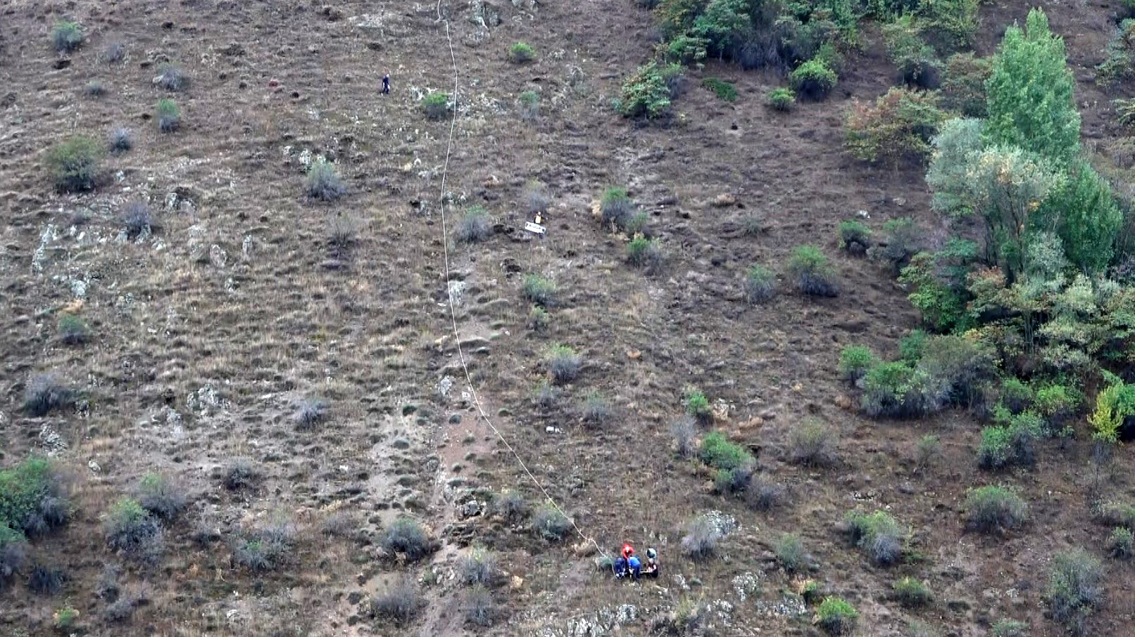 Otomobilin uçuruma yuvarlandığı kazada 4 kişi yaralandı 2