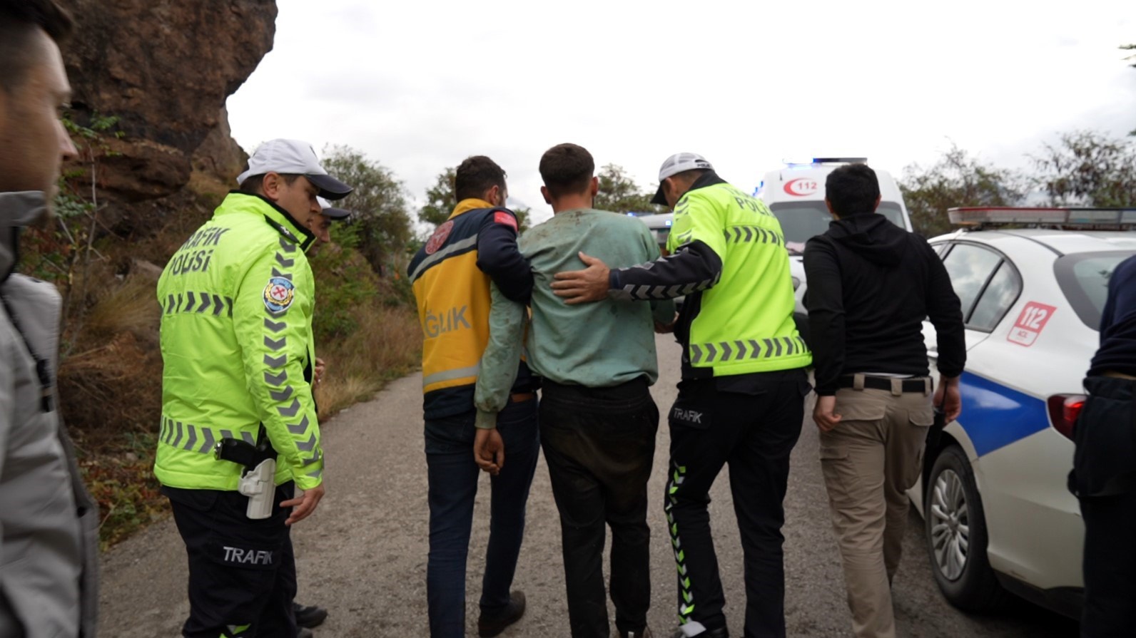 Otomobilin uçuruma yuvarlandığı kazada 4 kişi yaralandı 1