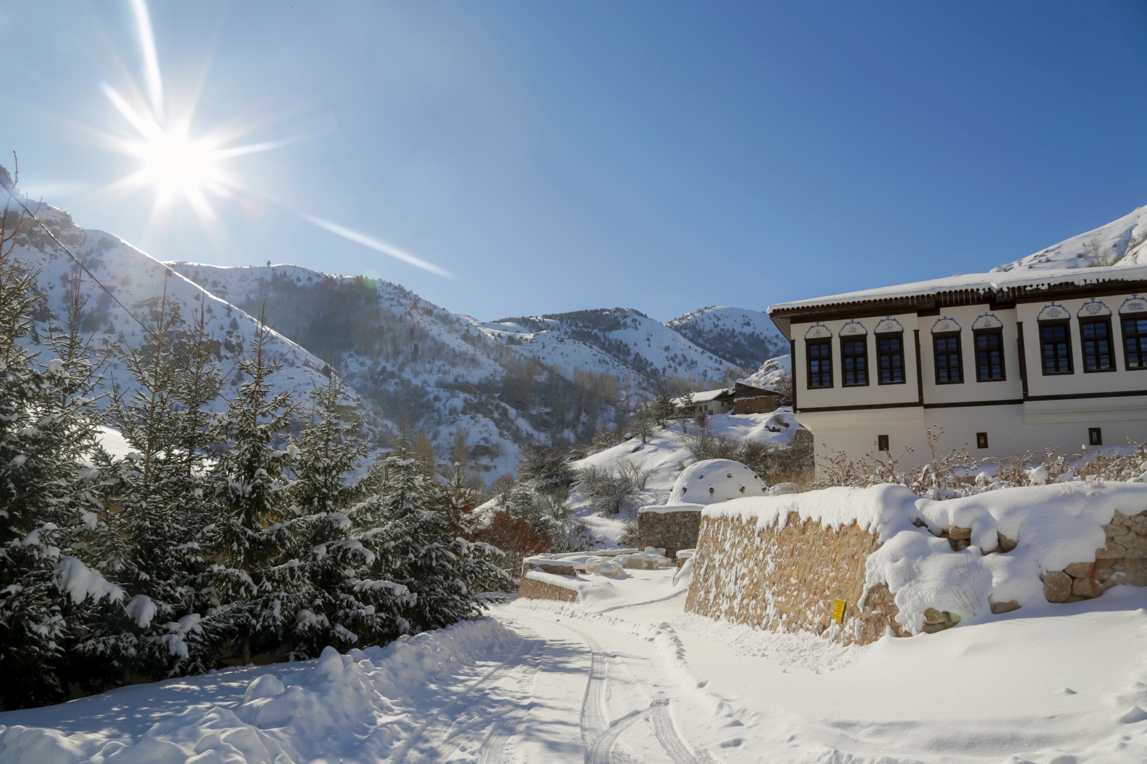 Tarihi kent beyaza büründü 10