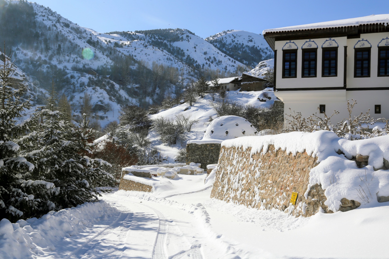 Tarihi kent beyaza büründü 4