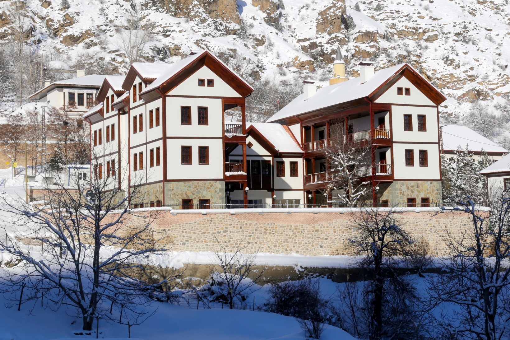 Tarihi kent beyaza büründü 24