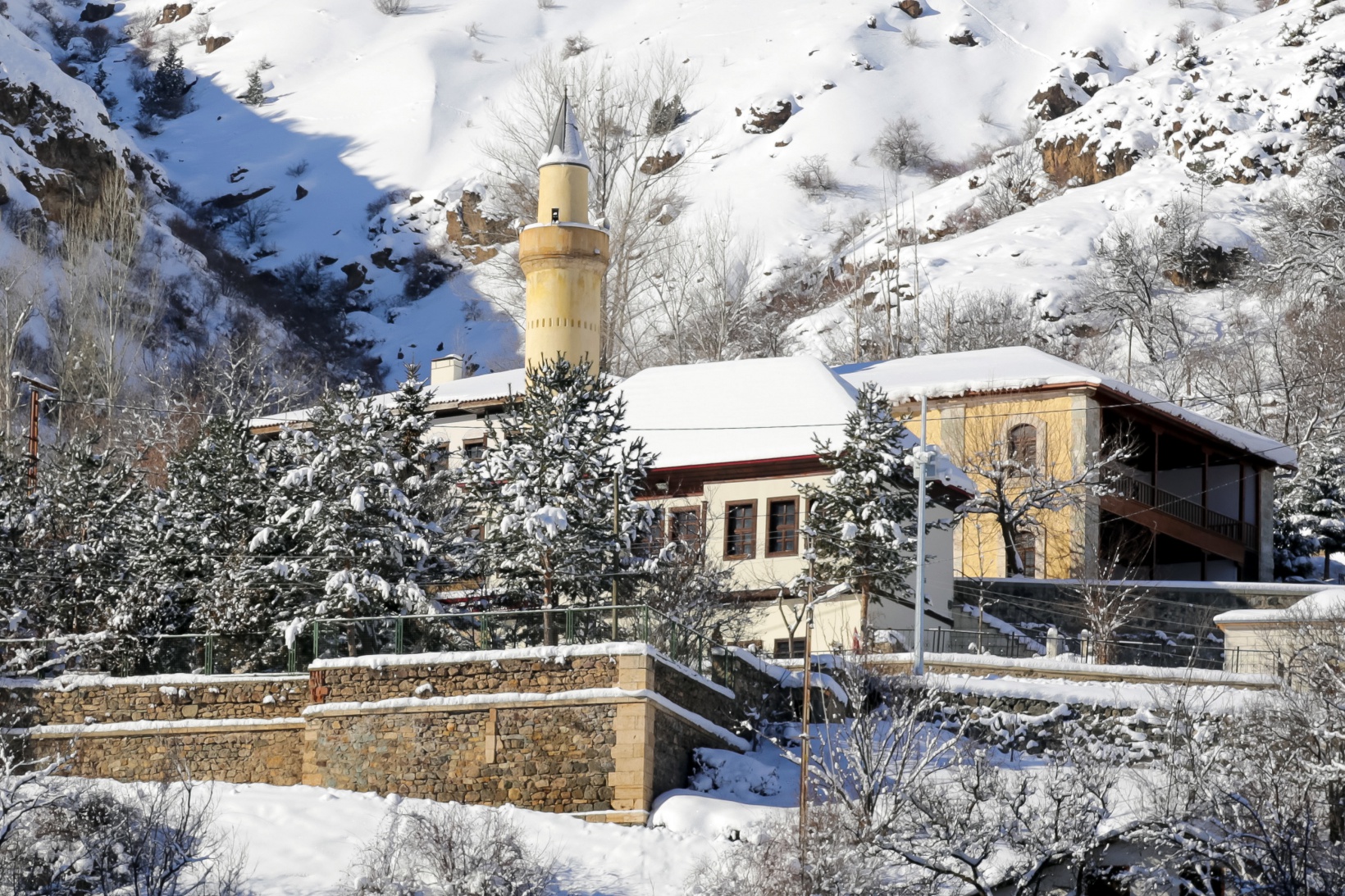 Tarihi kent beyaza büründü 1