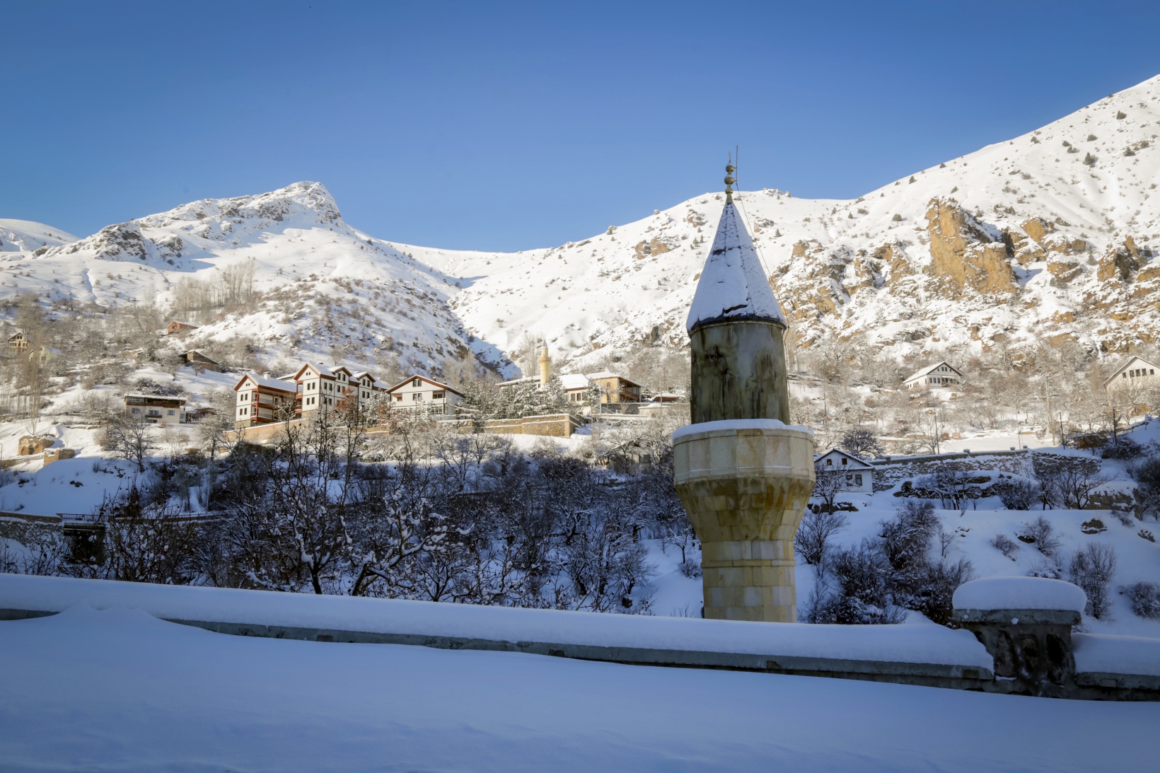 Tarihi kent beyaza büründü 11