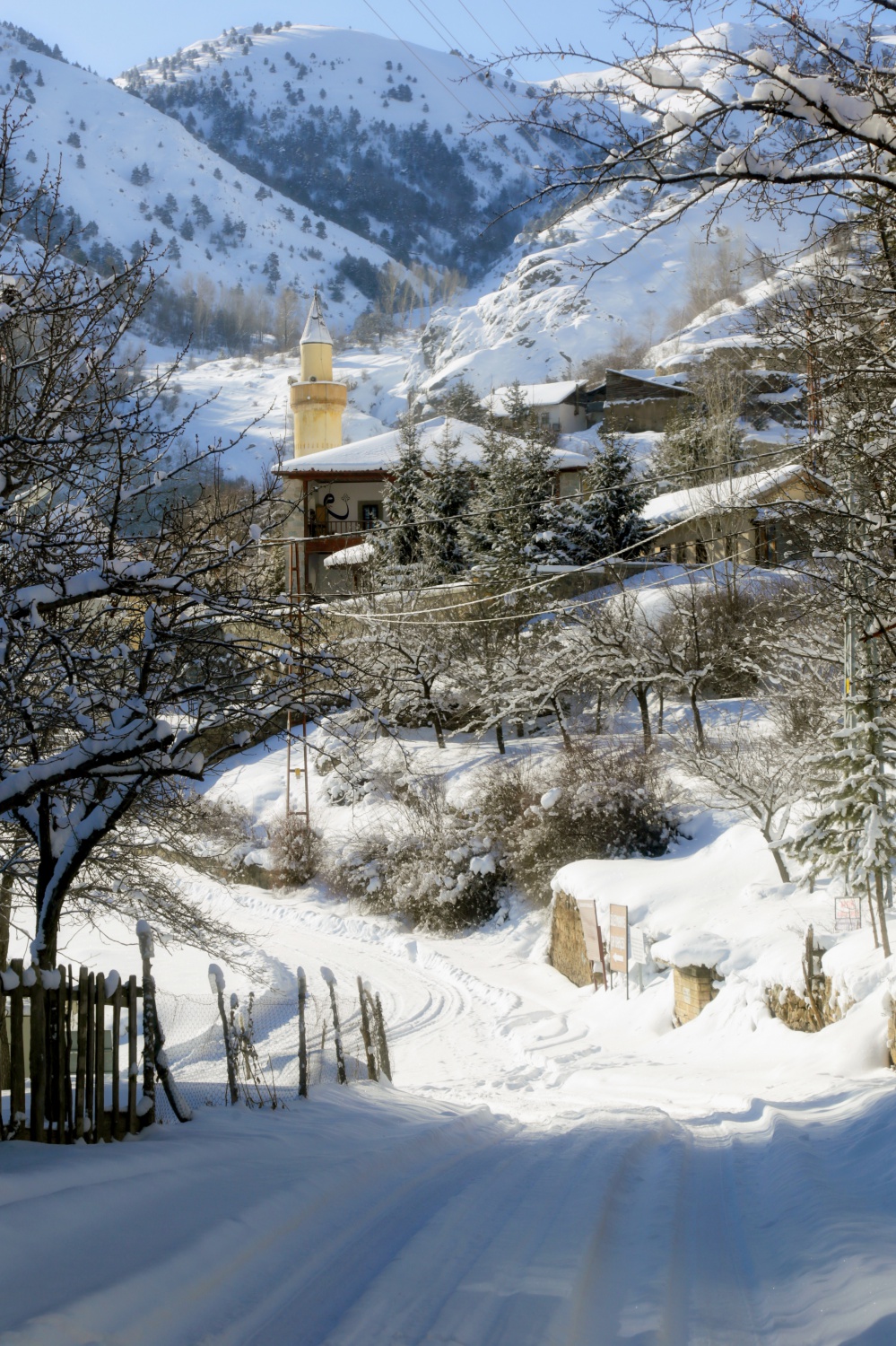 Tarihi kent beyaza büründü 17