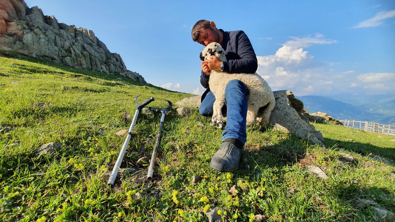 26 yıldır tek bacağıyla hayvanlarını otlatıyor 5
