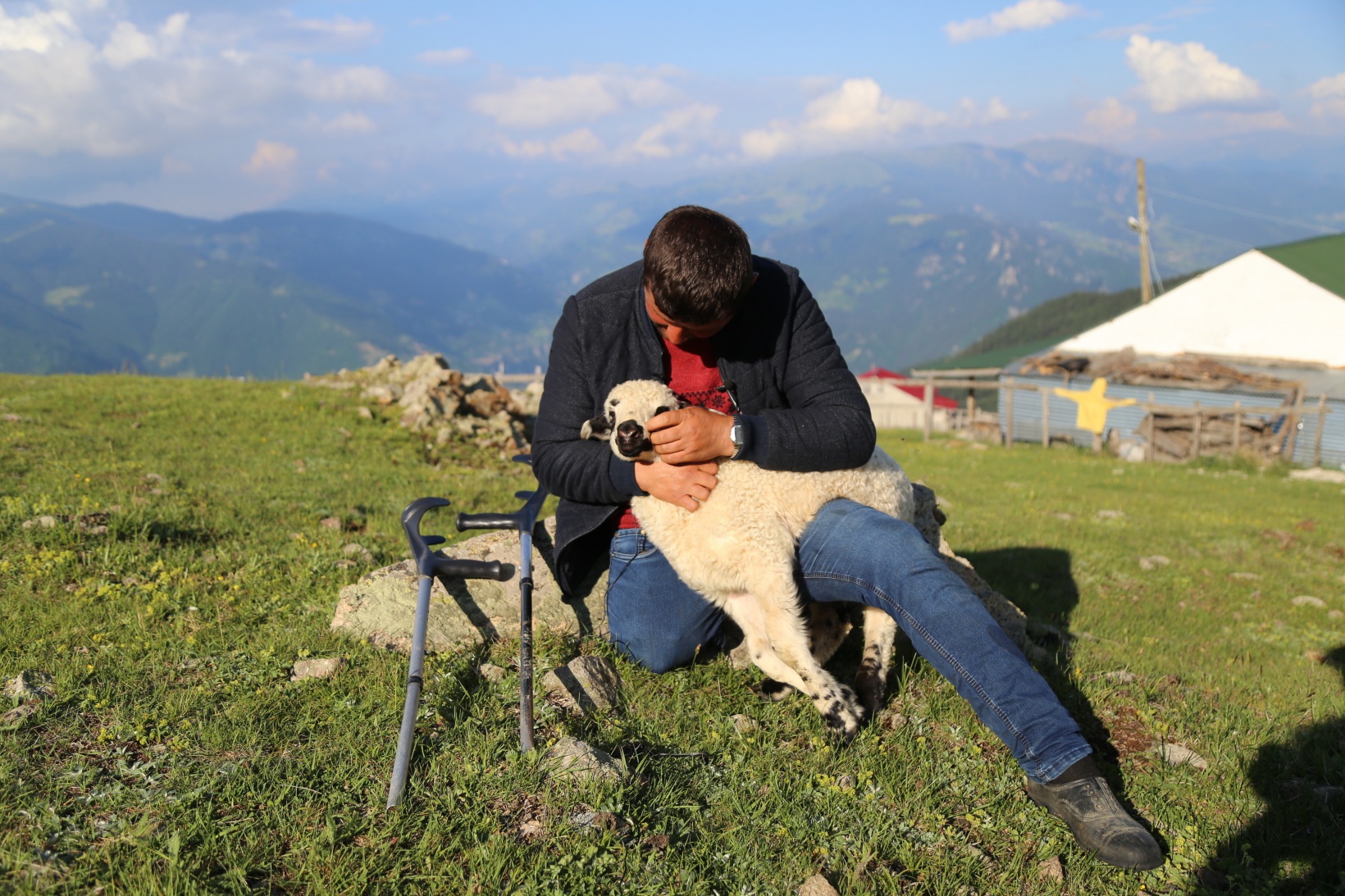 26 yıldır tek bacağıyla hayvanlarını otlatıyor 9