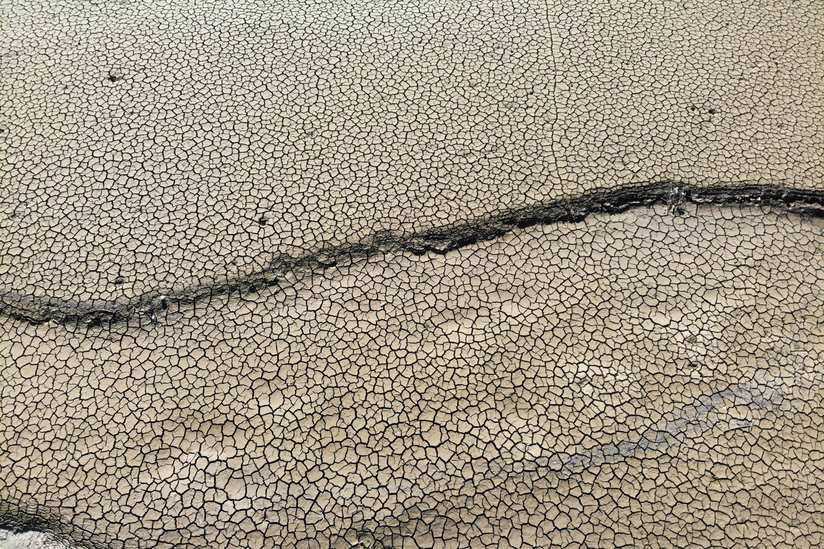 Torul Barajında göl yerini çöl manzarasına bıraktı 7