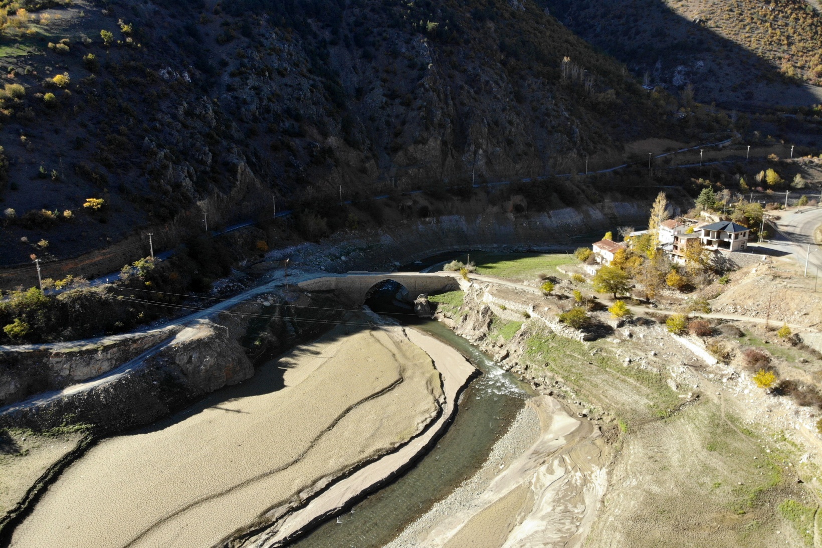 Torul Barajında göl yerini çöl manzarasına bıraktı 1