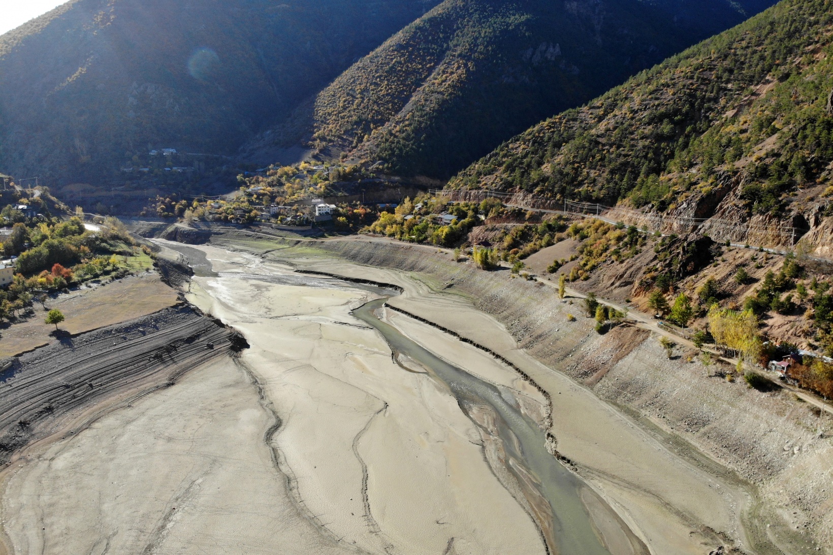 Torul Barajında göl yerini çöl manzarasına bıraktı 6