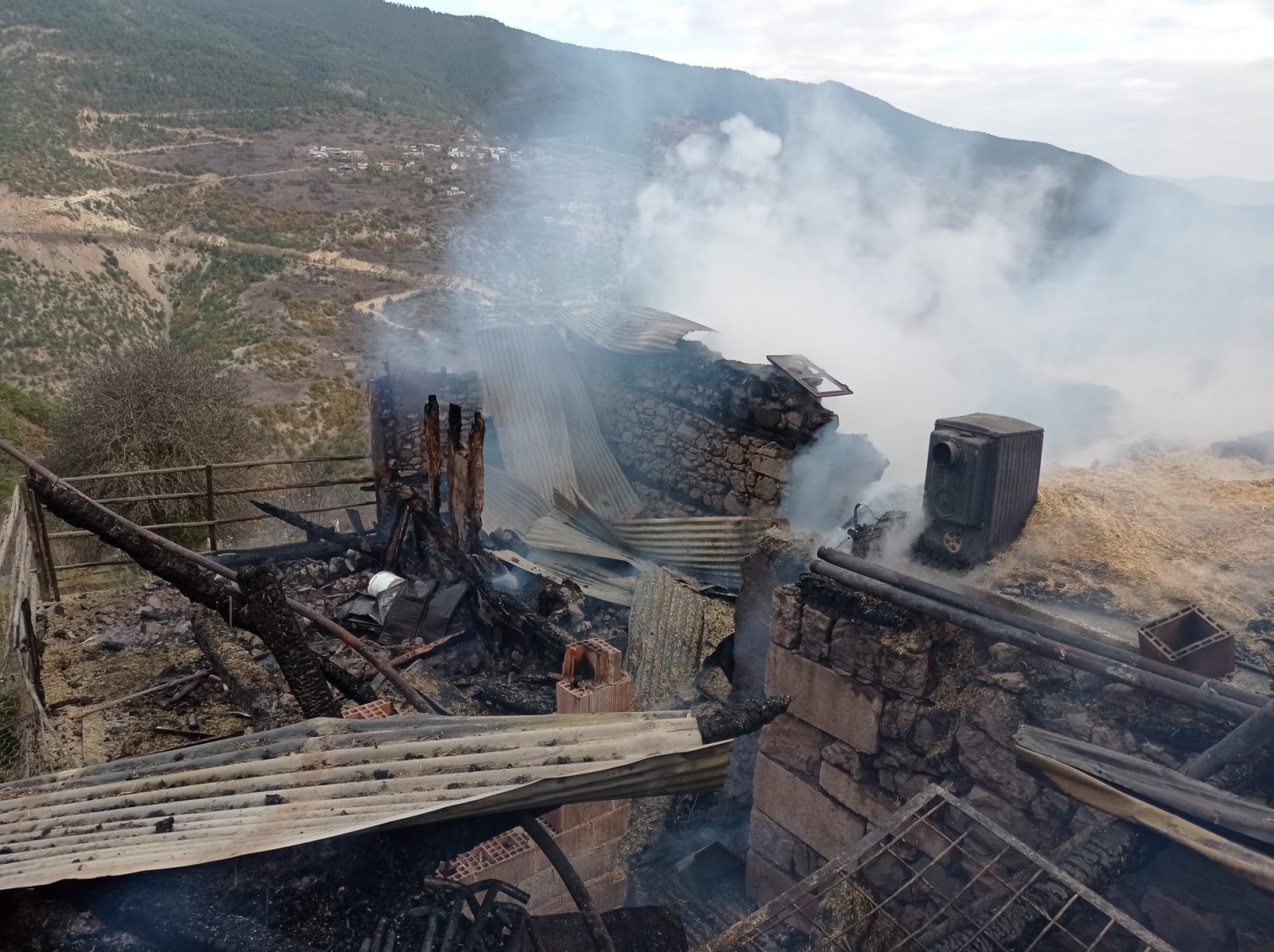Torul’daki ahır yangınında 9 büyükbaş hayvan telef oldu 4