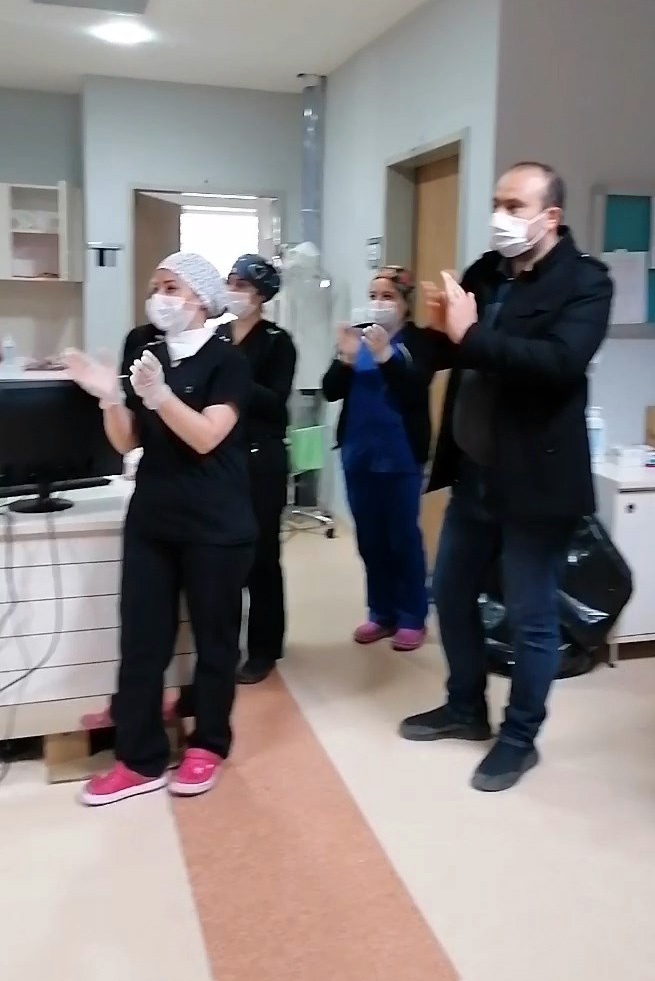 Gümüşhane’de sağlık çalışanları arkadaşlarını alkışladı  2