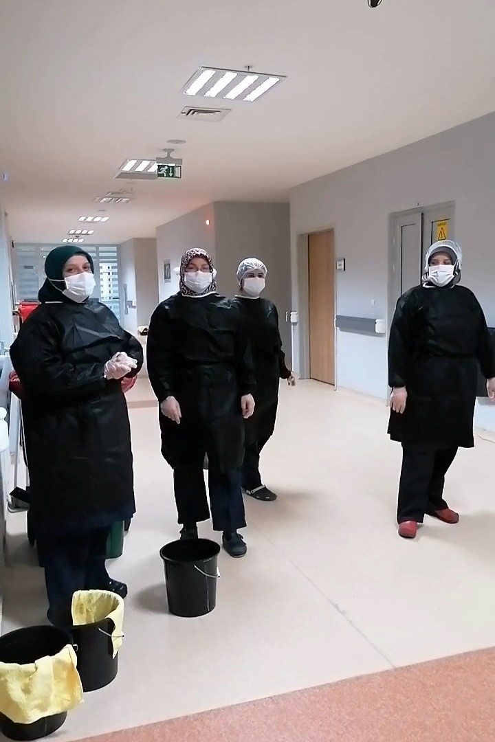 Gümüşhane’de sağlık çalışanları arkadaşlarını alkışladı  4