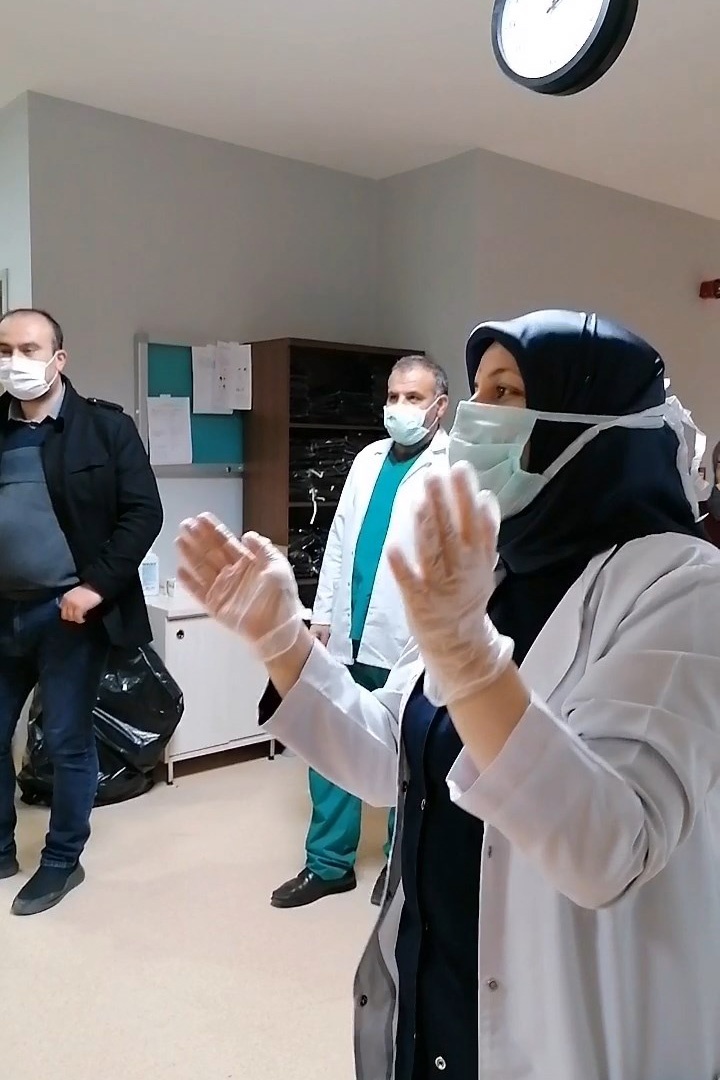 Gümüşhane’de sağlık çalışanları arkadaşlarını alkışladı  3