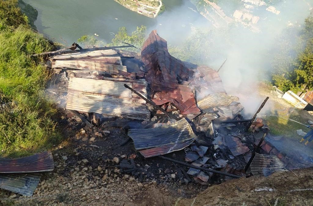 Ahır ve merek olarak kullanılan 2 katlı bina küle döndü 1