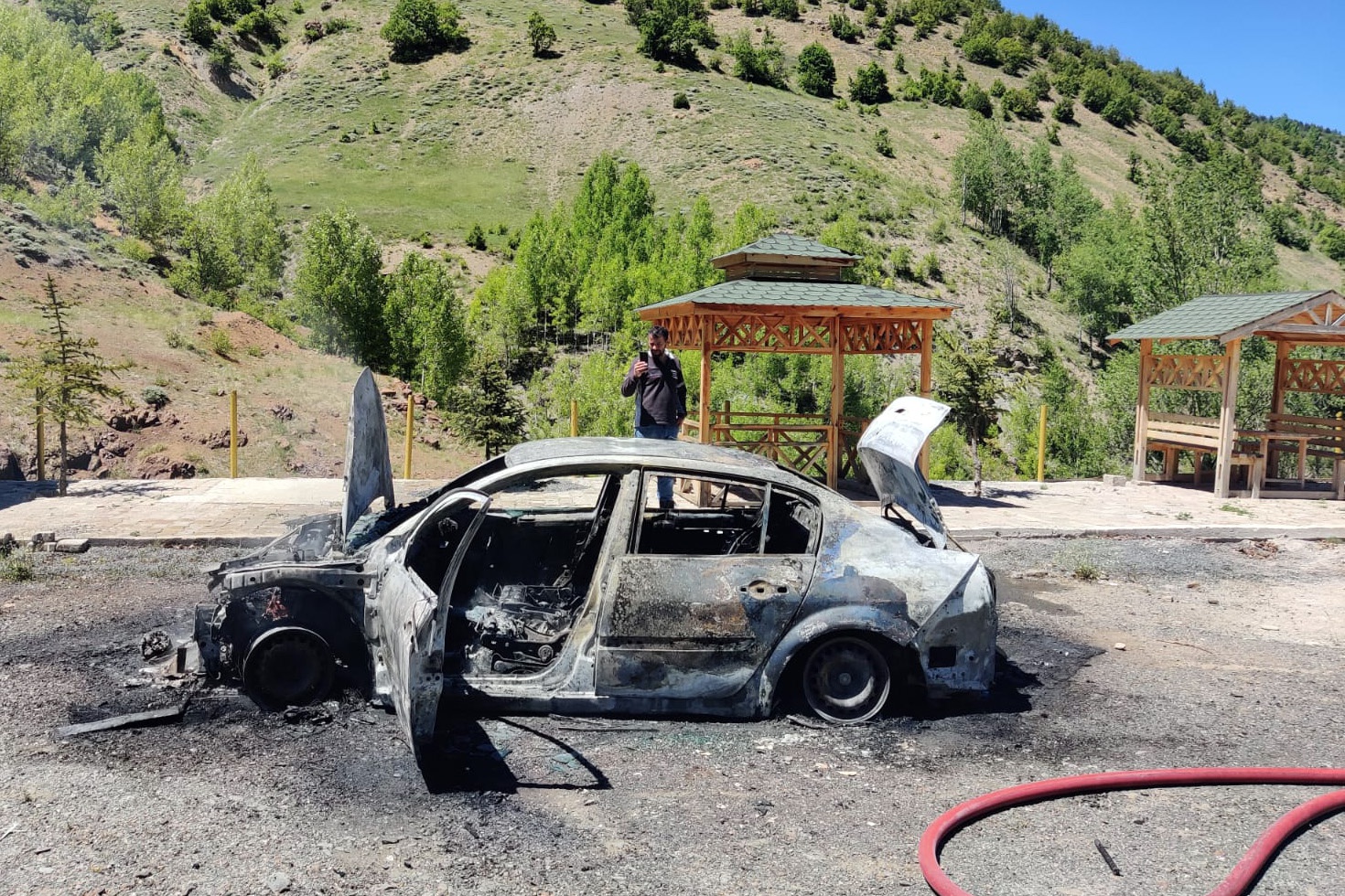 Gümüşhane’de park halindeki otomobil alev alev yandı 2