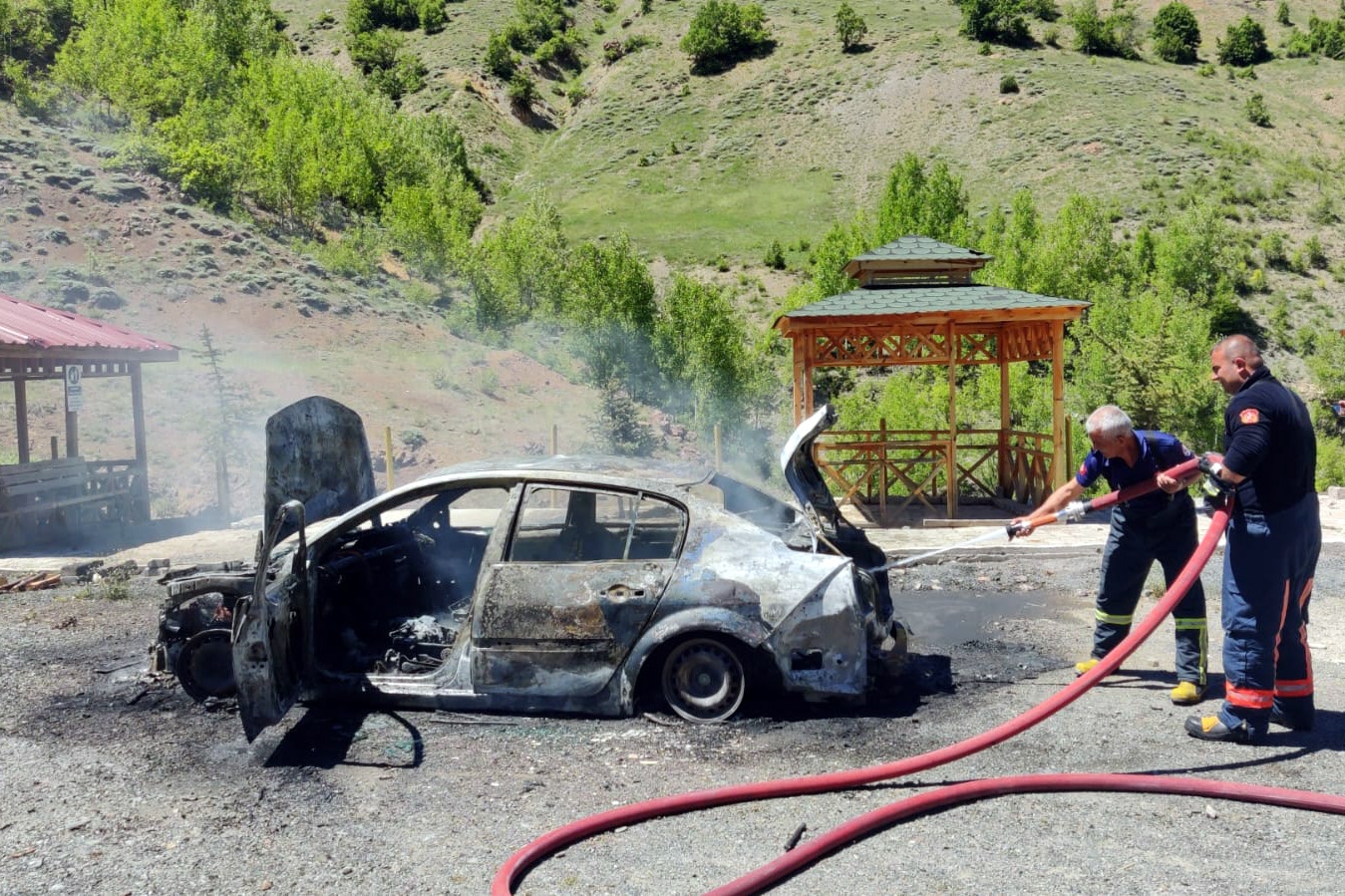 Gümüşhane’de park halindeki otomobil alev alev yandı 11