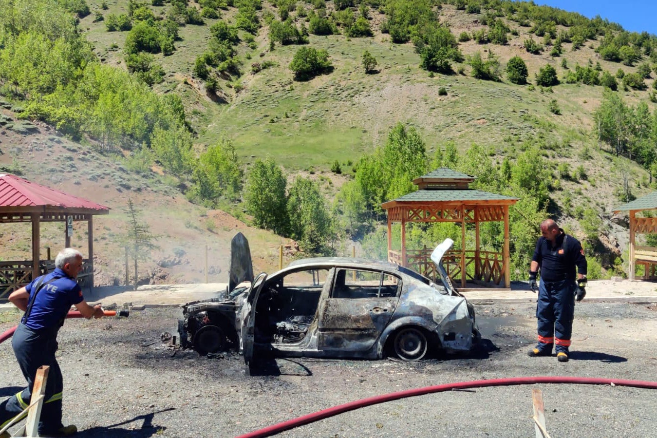 Gümüşhane’de park halindeki otomobil alev alev yandı 3