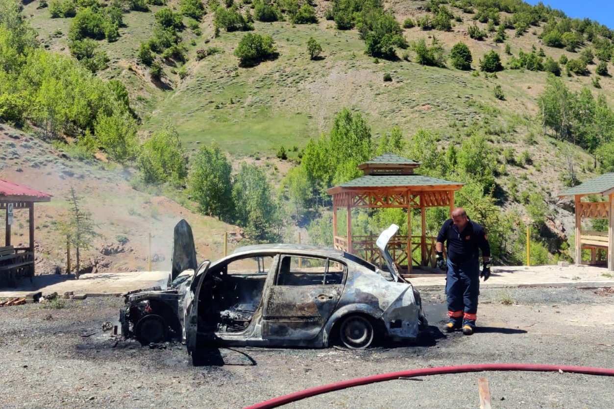 Gümüşhane’de park halindeki otomobil alev alev yandı 10