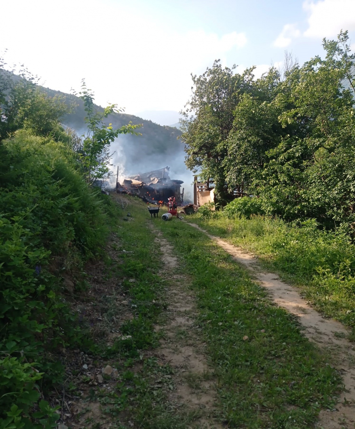 Ahır ve merek olarak kullanılan 2 katlı bina küle döndü 4